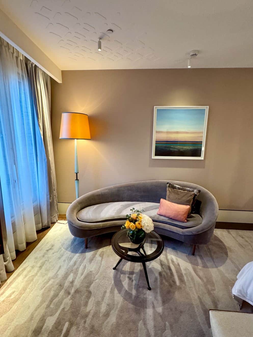 Zimmer im The St. Regis Venice mit Sofa und Stehlampe