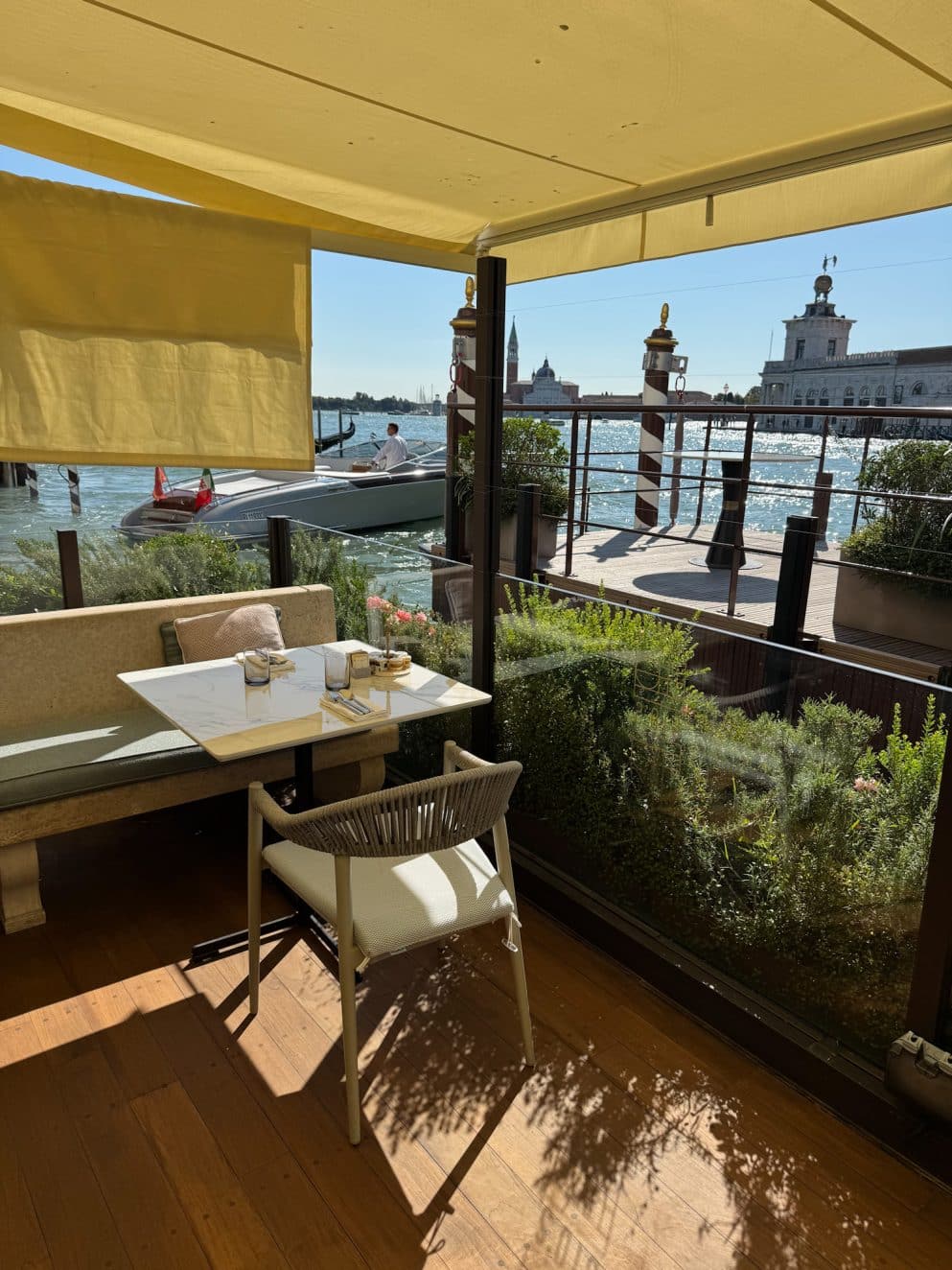 Frühstücksterrasse im The St. Regis Venice mit Blick auf Wasser und Boote