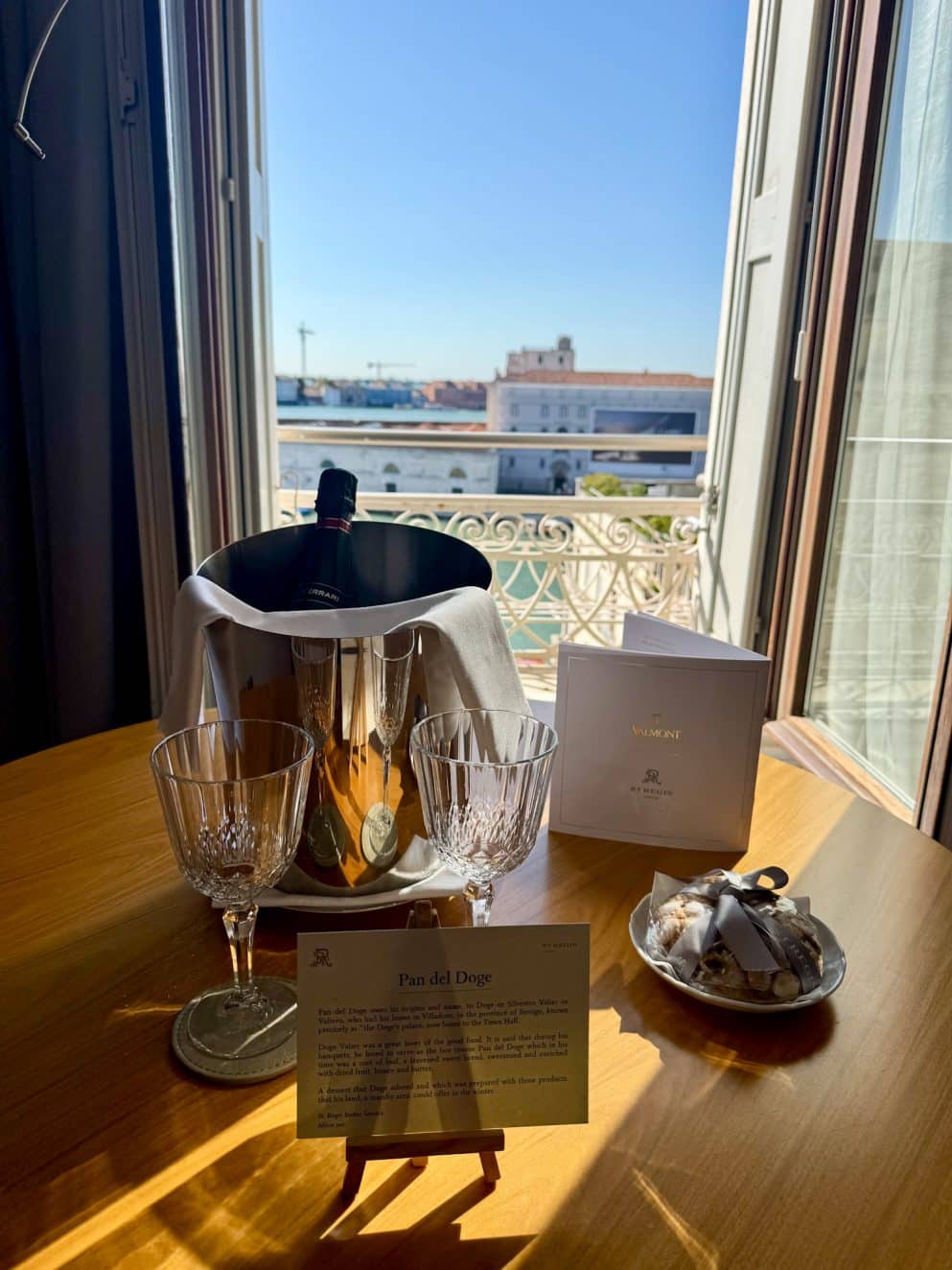 Zimmergruß im The St. Regis Venice mit Champagner und Gläsern am Fenster
