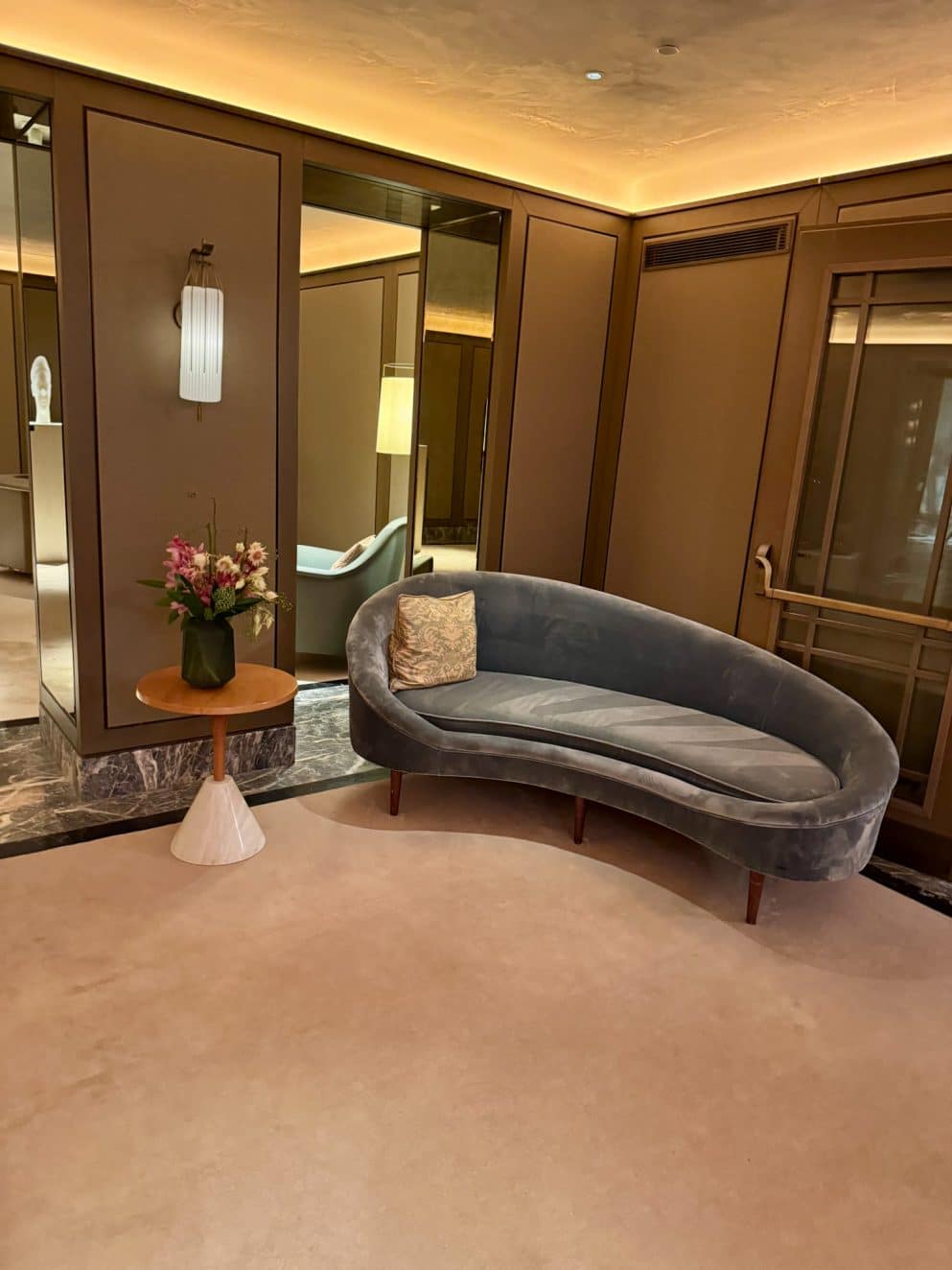 Sitzbereich mit Sofa und Blumendekoration im Check-in Bereich des The St. Regis Venice