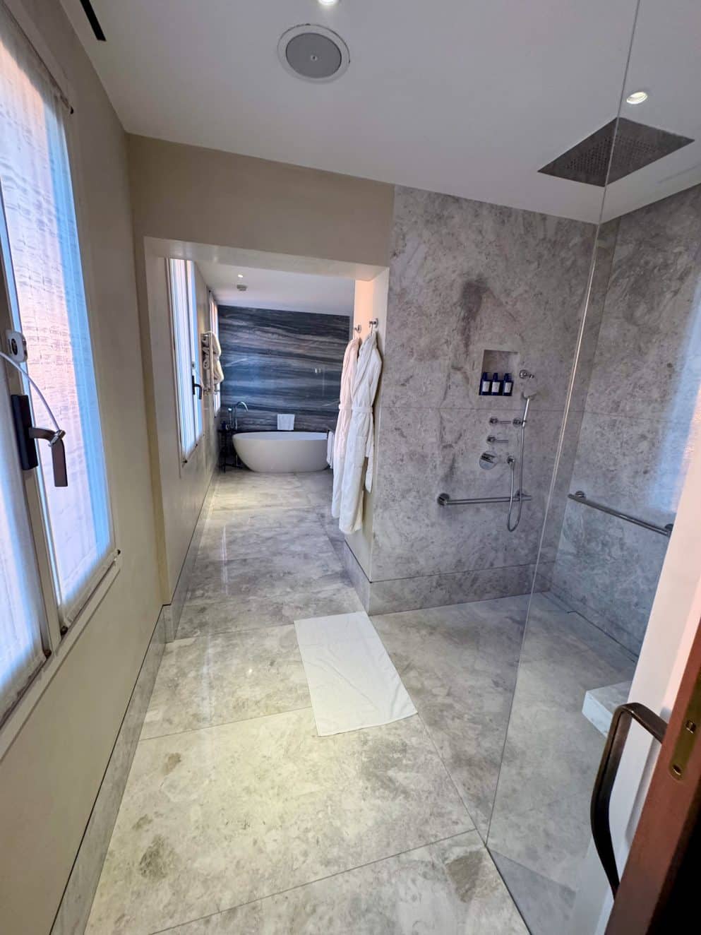 Großzügiges Badezimmer im The St. Regis Venice mit moderner Ausstattung