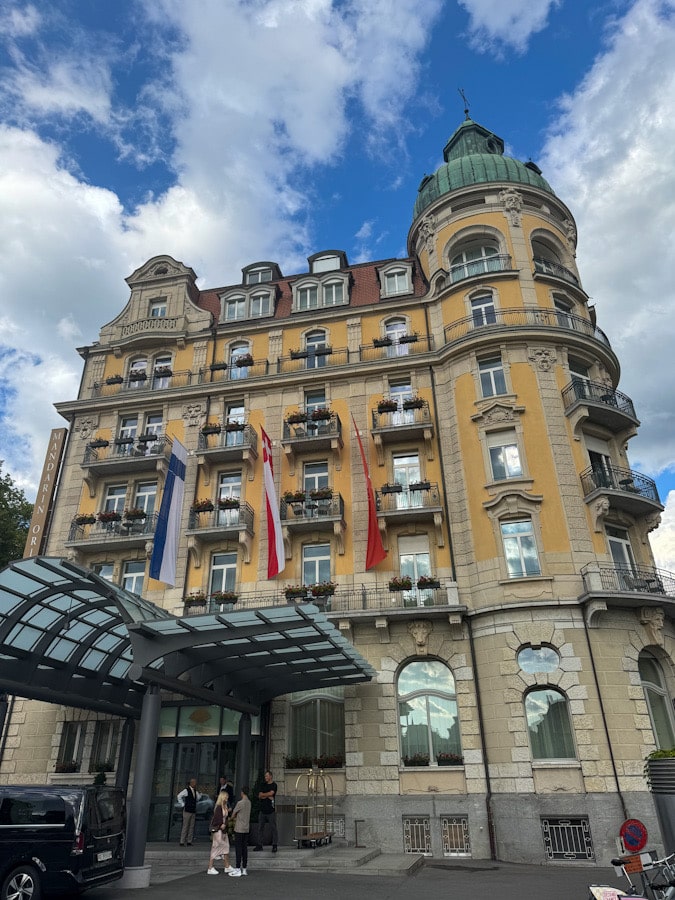 Historische Fassade des Mandarin Oriental Palace Luzern mit Flaggen und Türmchen