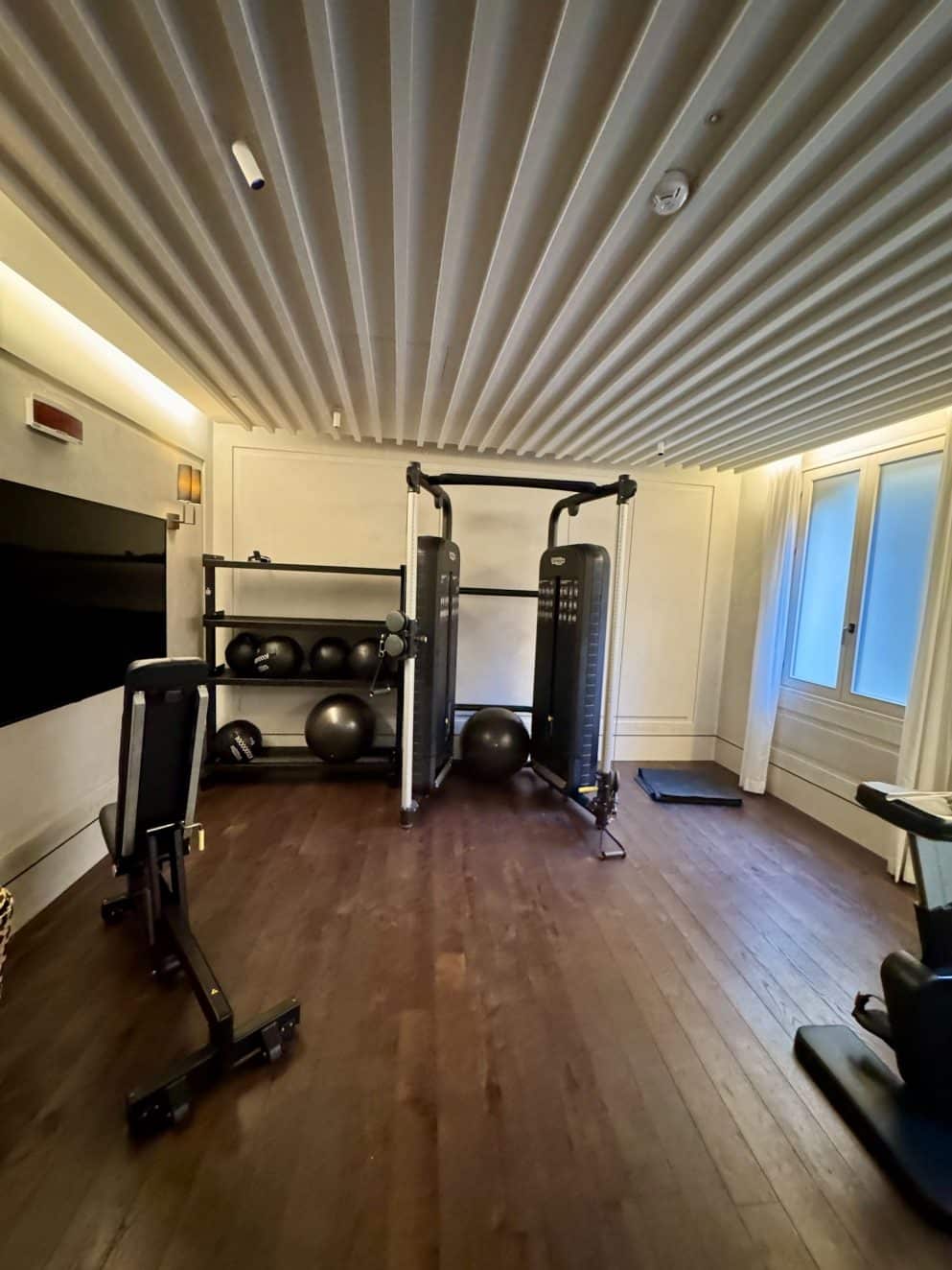 Trainingsbereich im Fitnessraum des The St. Regis Venice mit modernen Geräten