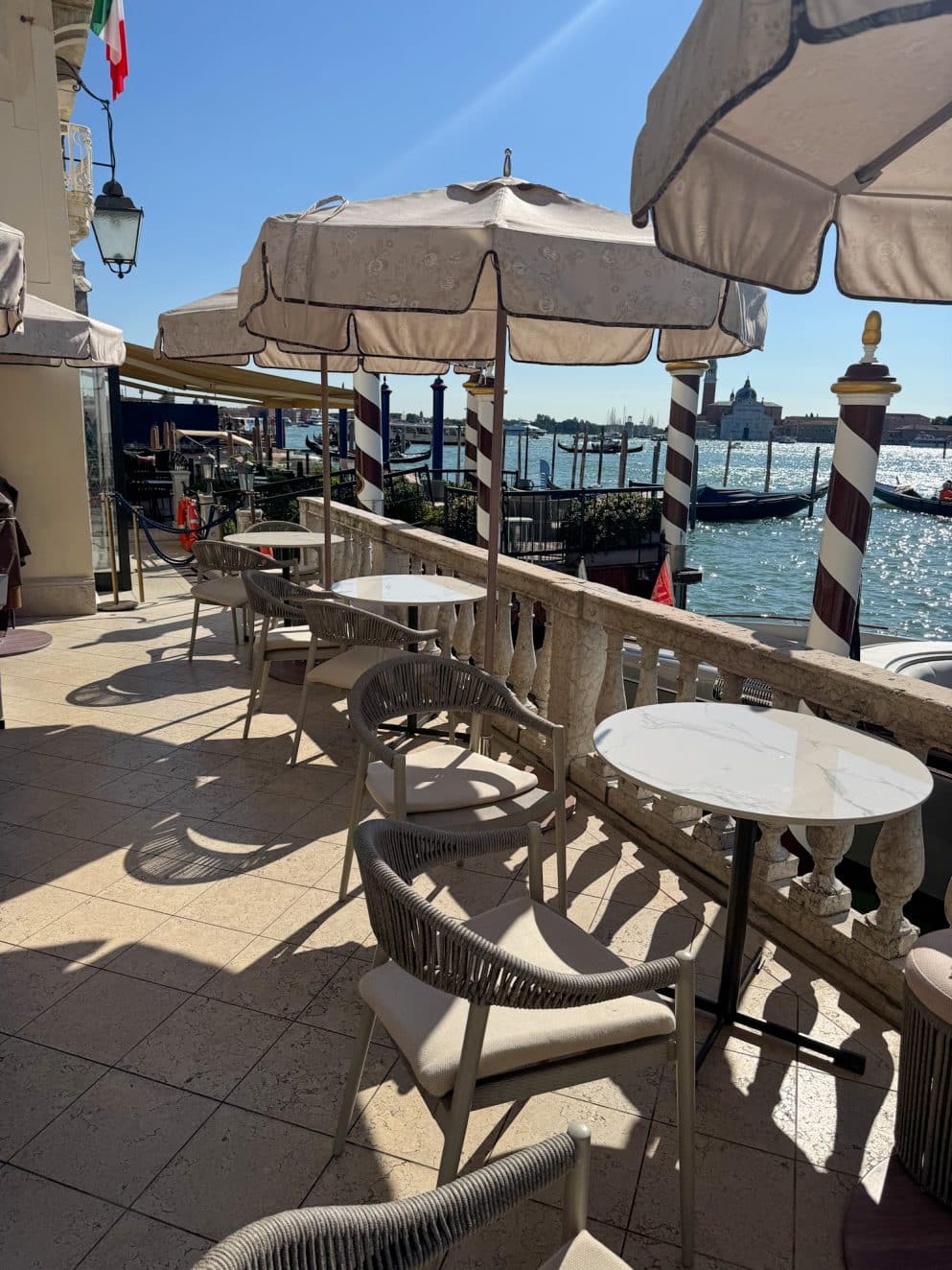Sitzplätze auf der Ginori Terrace im The St. Regis Venice