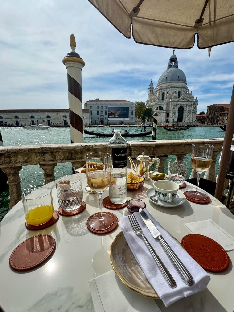 Gedeckter Tisch auf der Ginori Terrace mit Blick auf den Canal Grande