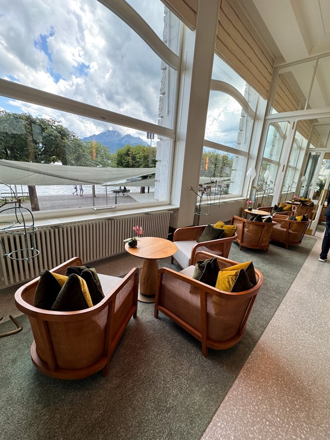 Lounge-Ecke im Mandarin Oriental Luzern mit Blick auf den Vierwaldstättersee