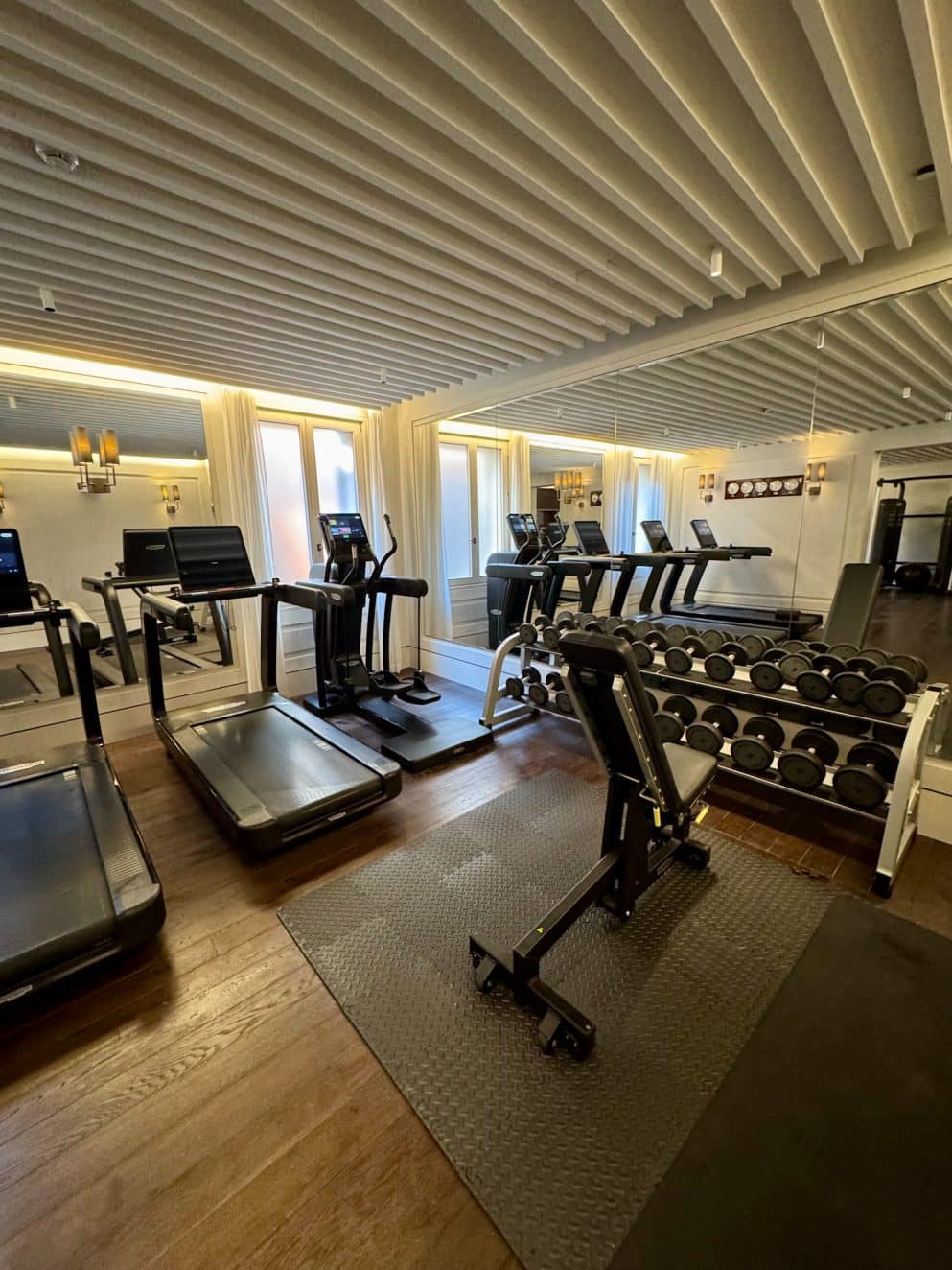 Fitnessraum im The St. Regis Venice mit Laufbändern und Hanteln