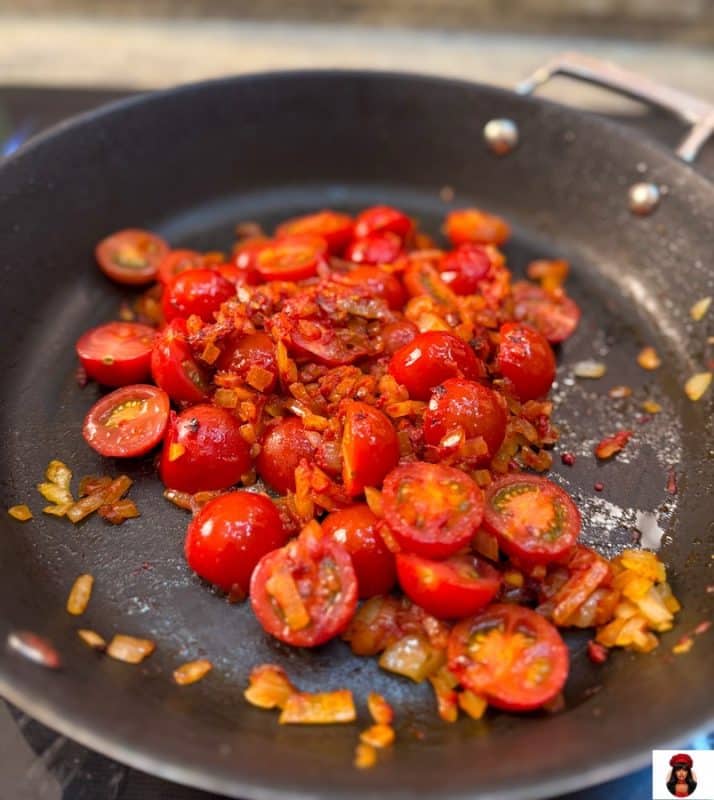 Cocktailtomaten und Tomatenmark mit Zwiebeln in der Pfanne angeröstet