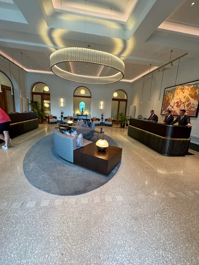 Rezeption und Concierge-Bereich im Mandarin Oriental Palace Luzern