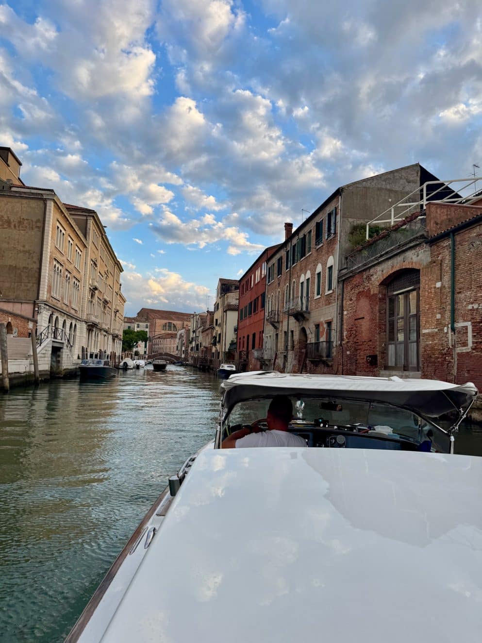 Wassertaxi auf dem Canal Grande bei der Ankunft am The St. Regis Venice