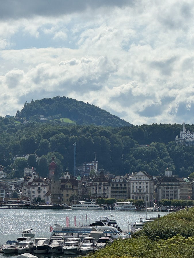 Blick über den Vierwaldstättersee mit Wolkenstimmung vom Mandarin Oriental Luzern