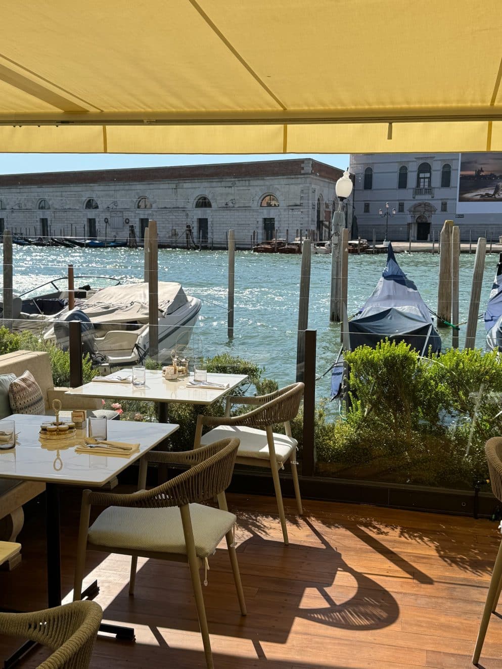 Frühstückstisch im The St. Regis Venice mit Blick auf den Canal Grande