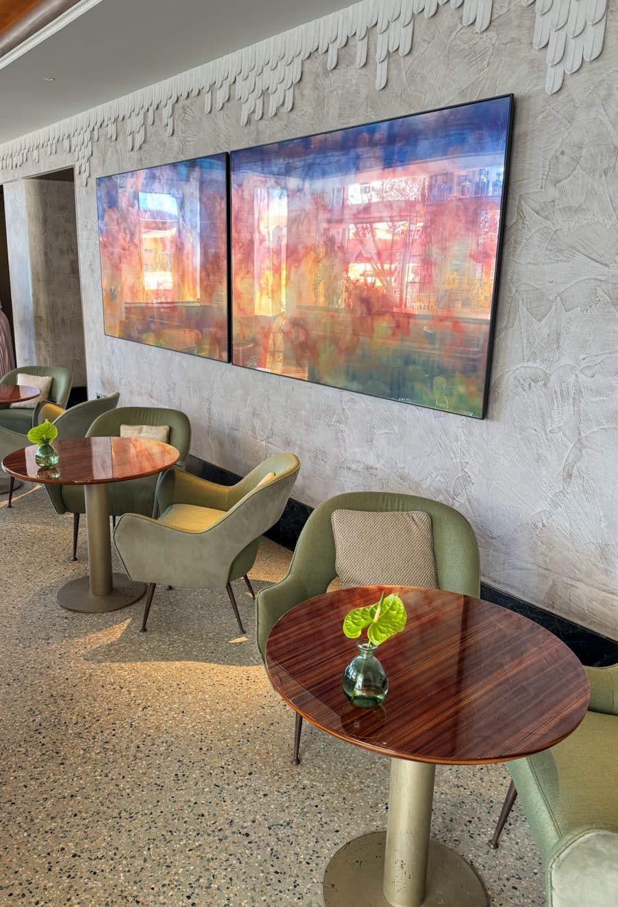Sitzbereich der St. Regis Bar im The St. Regis Venice mit Kunst an der Wand