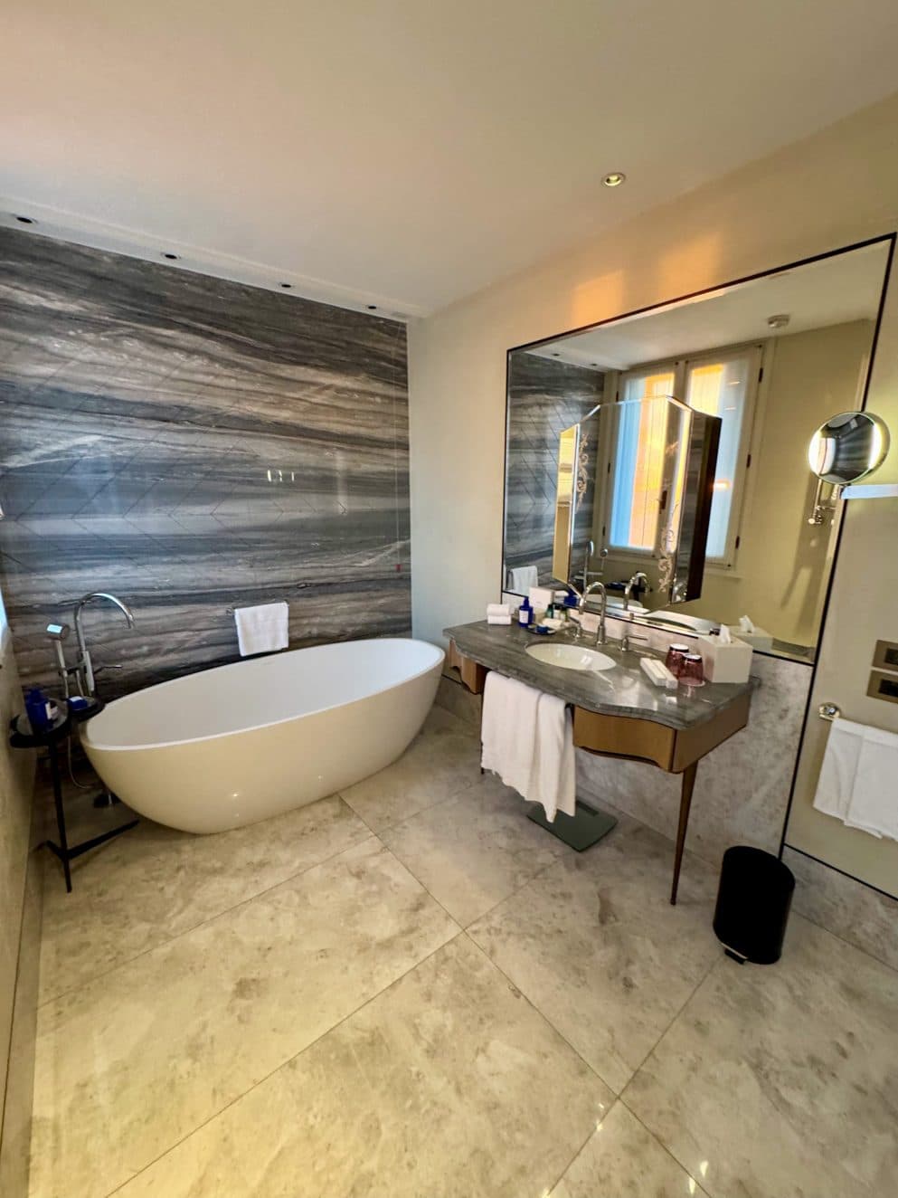 Badewanne im Badezimmer des The St. Regis Venice