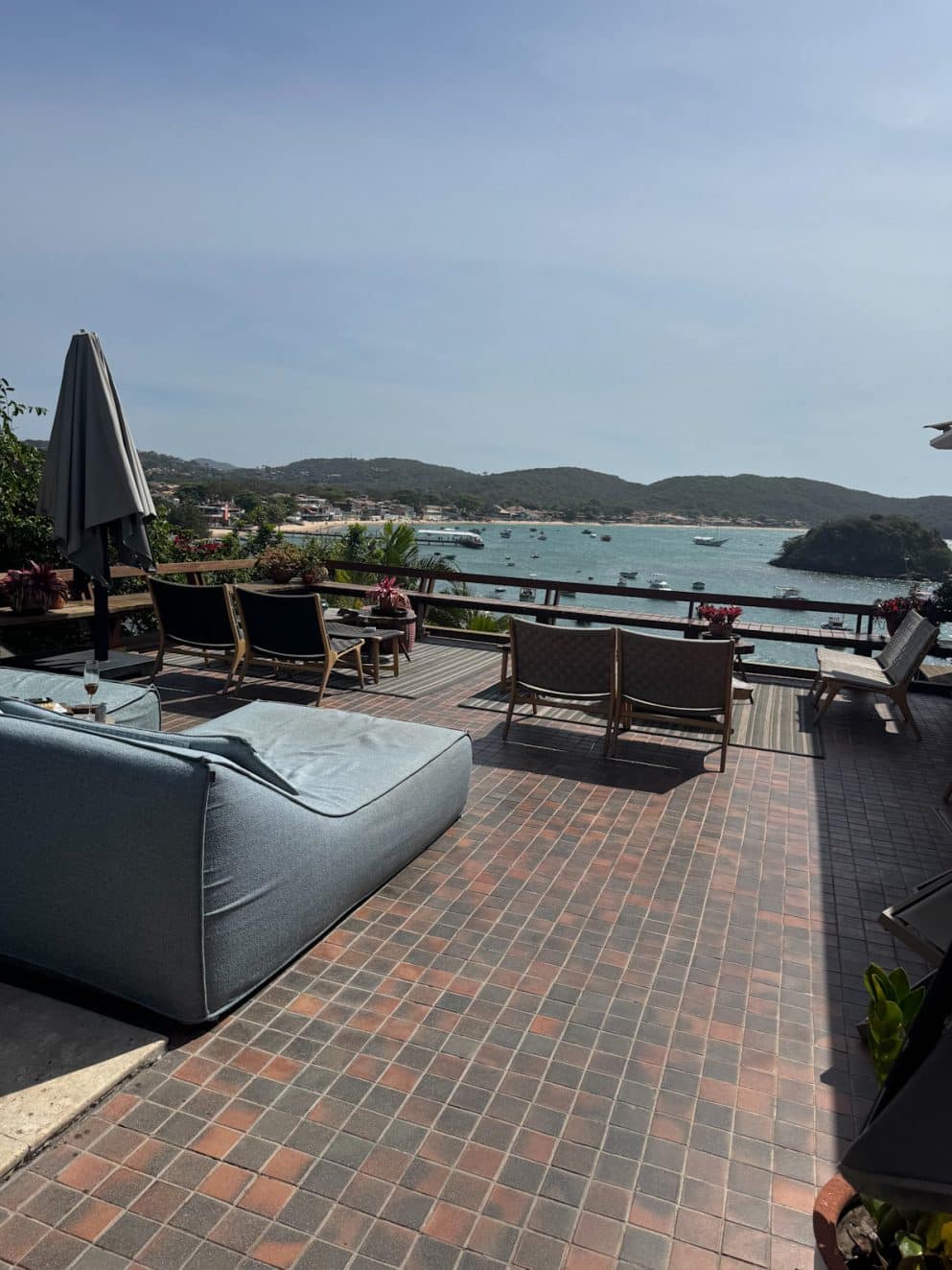 Poolbereich mit Liegen und Meerblick im Vila d’Este Hotel in Búzios, Brasilien.

Pool area with sun loungers and ocean view at Vila d’Este Hotel in Búzios, Brazil.
