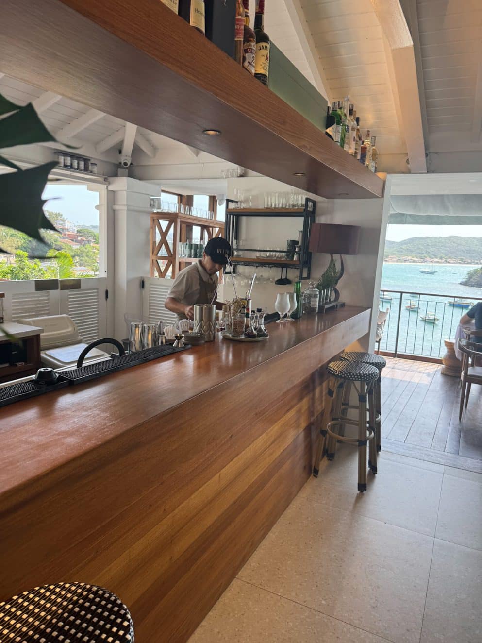Außenbar im Vila d’Este Hotel in Búzios, Brasilien – offener Barbereich mit Blick auf das Meer.

Outdoor bar at Vila d’Este Hotel in Búzios, Brazil – open bar area overlooking the sea.
