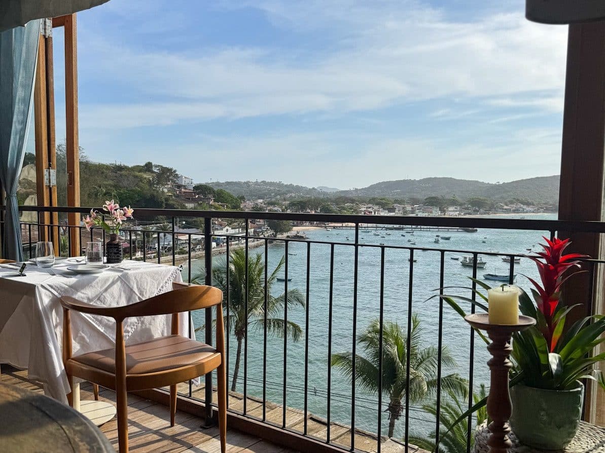 Gedeckter Tisch mit Meerblick im Altto Ristorante & Lounge im Vila d’Este Hotel in Búzios, Brasilien.

Set table with ocean view at Altto Ristorante & Lounge at Vila d’Este Hotel in Búzios, Brazil.