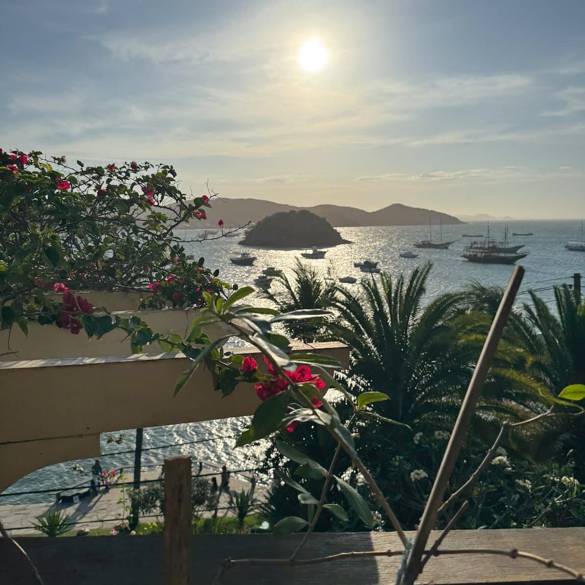 Nachmittagsblick vom Altto Ristorante & Lounge im Vila d’Este Hotel in Búzios, Brasilien – warme Sonne über der ruhigen Bucht