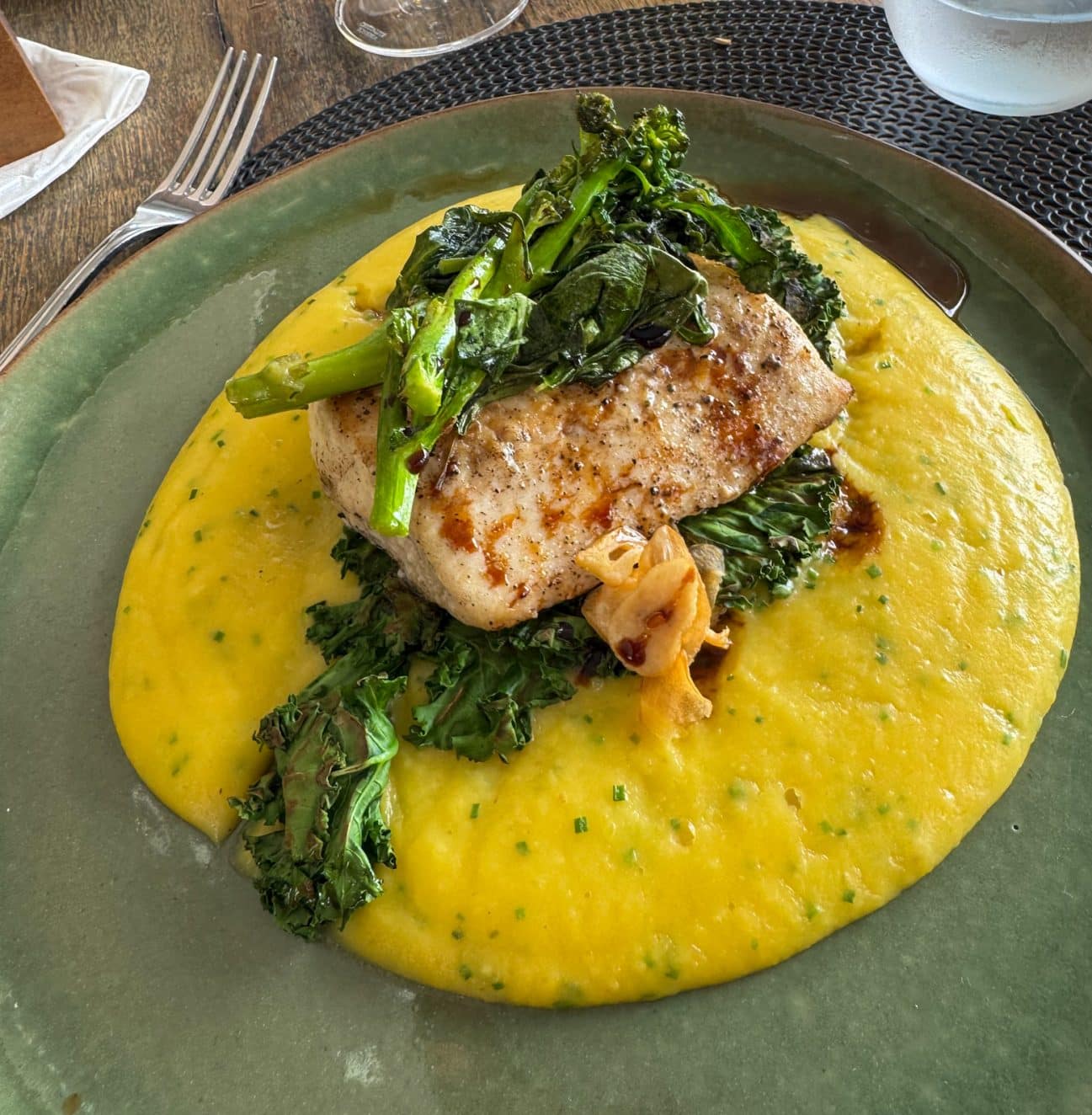 Fischgericht im Altto Ristorante & Lounge im Vila d’Este Hotel in Búzios, Brasilien – serviert mit cremiger Sauce und Gemüse.
Fish dish at Altto Ristorante & Lounge at Vila d’Este Hotel in Búzios, Brazil – served with creamy sauce and vegetables.
