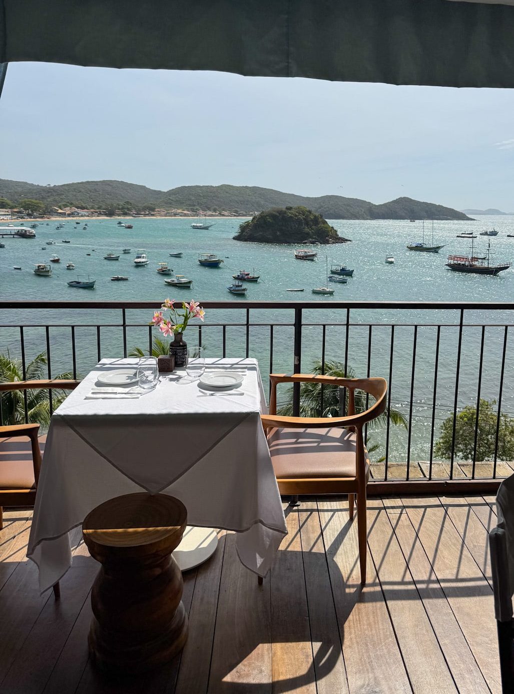 Blick vom Altto Ristorante & Lounge über die Bucht von Búzios im Vila d’Este Hotel, Brasilien – traumhafte Aussicht über das Meer
