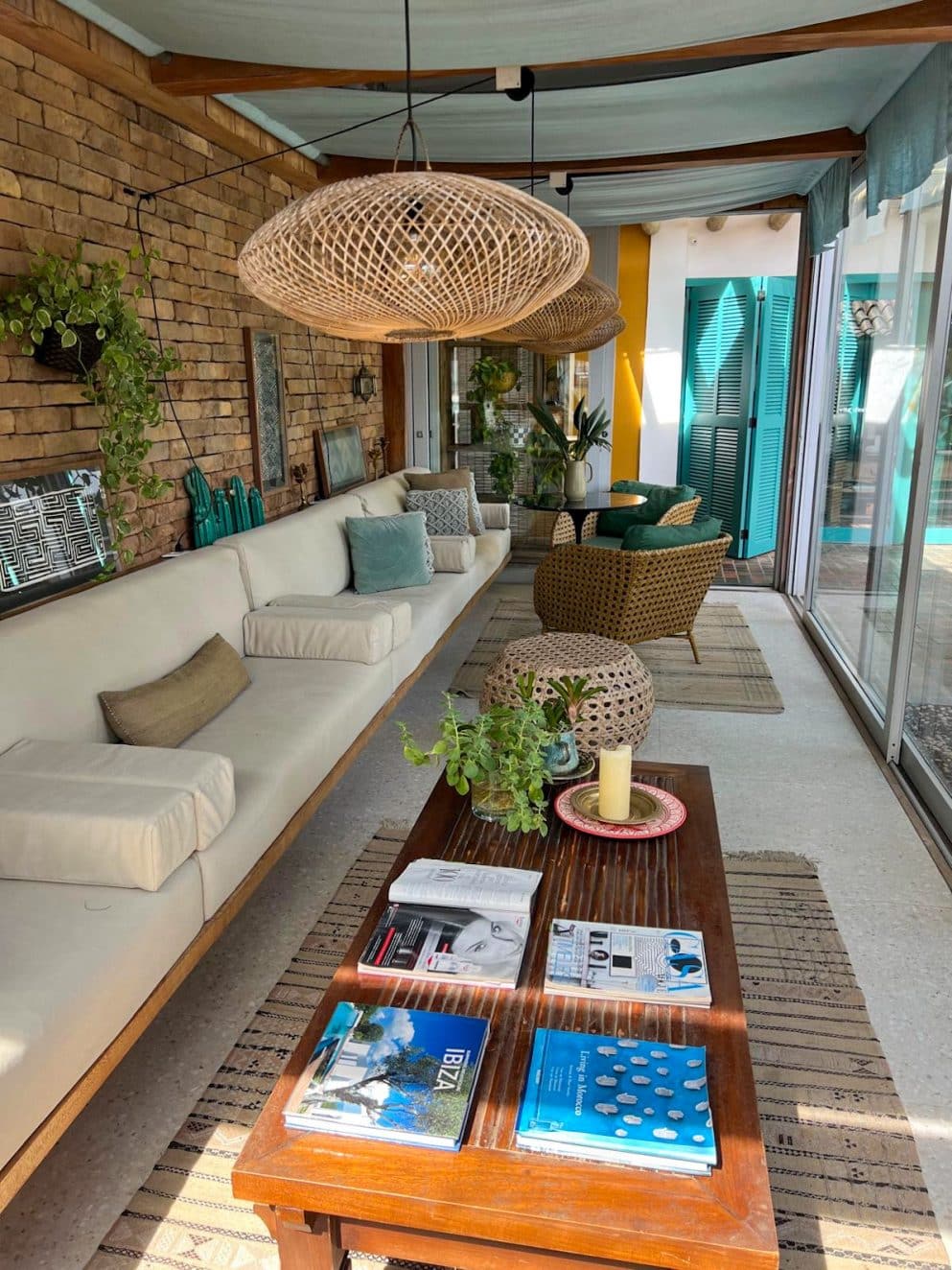 Sitzbereich im Vila d’Este Hotel in Búzios, Brasilien – gemütliche Lounge mit natürlichen Materialien

Seating area at Vila d’Este Hotel in Búzios, Brazil – cozy lounge with natural materials