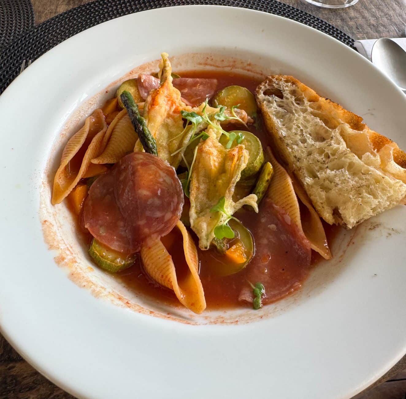 Minestrone auf brasilianische Art im Altto Ristorante & Lounge im Vila d’Este Hotel in Búzios, Brasilien.

Brazilian-style minestrone at Altto Ristorante & Lounge at Vila d’Este Hotel in Búzios, Brazil.
