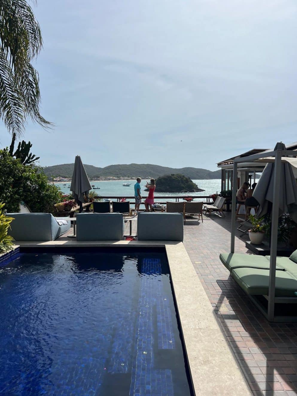 Infinitypool mit Aussicht im Vila d’Este Hotel in Búzios, Brasilien.

Infinity pool with a view at Vila d’Este Hotel in Búzios, Brazil.
