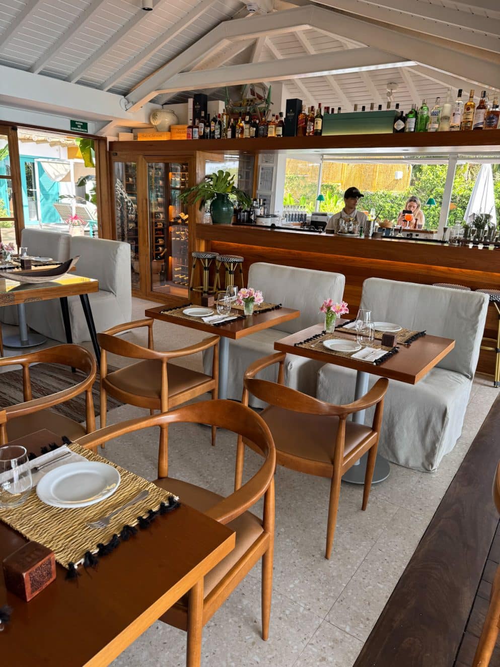 Altto Ristorante & Lounge im Vila d’Este Hotel in Búzios, Brasilien – Restaurant mit Barbereich und gemütlichen Sitzplätzen.

Altto Ristorante & Lounge at Vila d’Este Hotel in Búzios, Brazil – restaurant with bar area and comfortable seating.