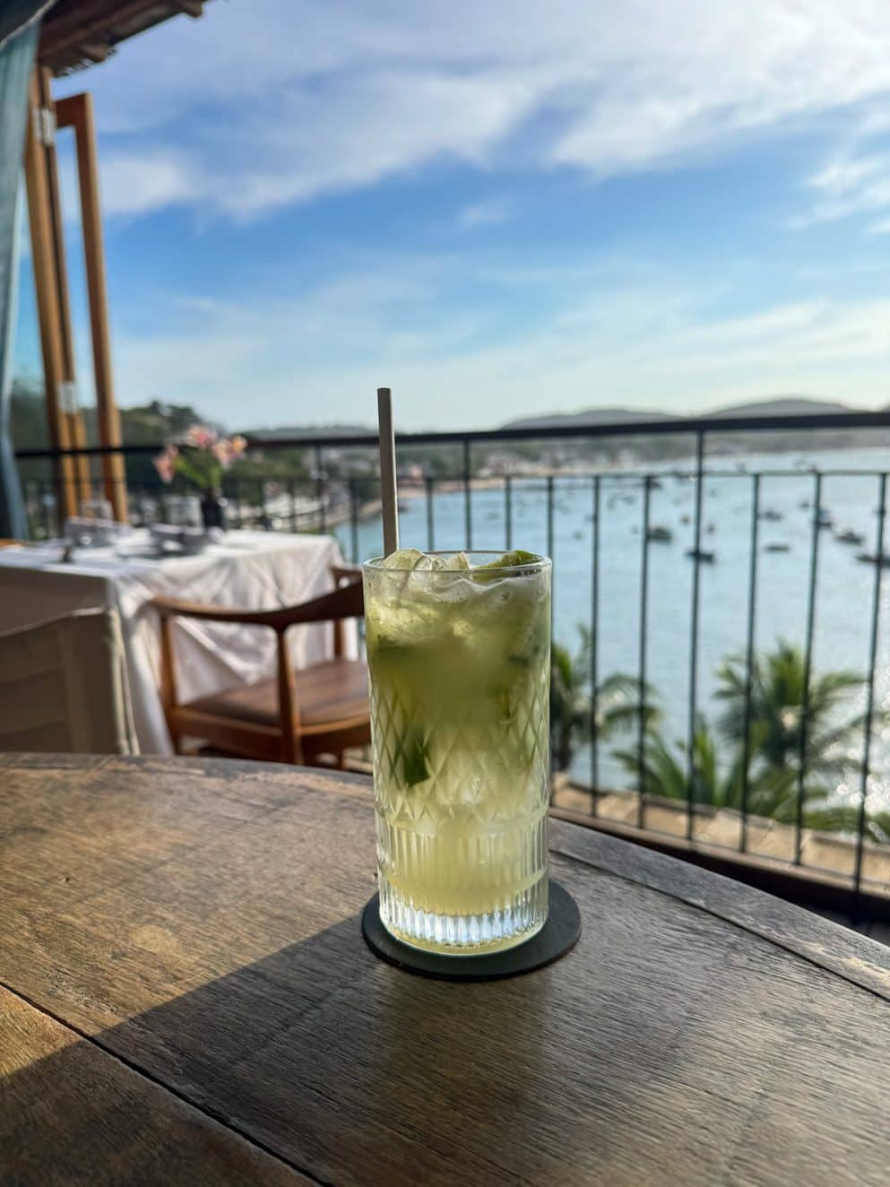 Caipirinha mit Meerblick im Altto Ristorante & Lounge im Vila d’Este Hotel in Búzios, Brasilien.

Caipirinha with ocean view at Altto Ristorante & Lounge at Vila d’Este Hotel in Búzios, Brazil.
