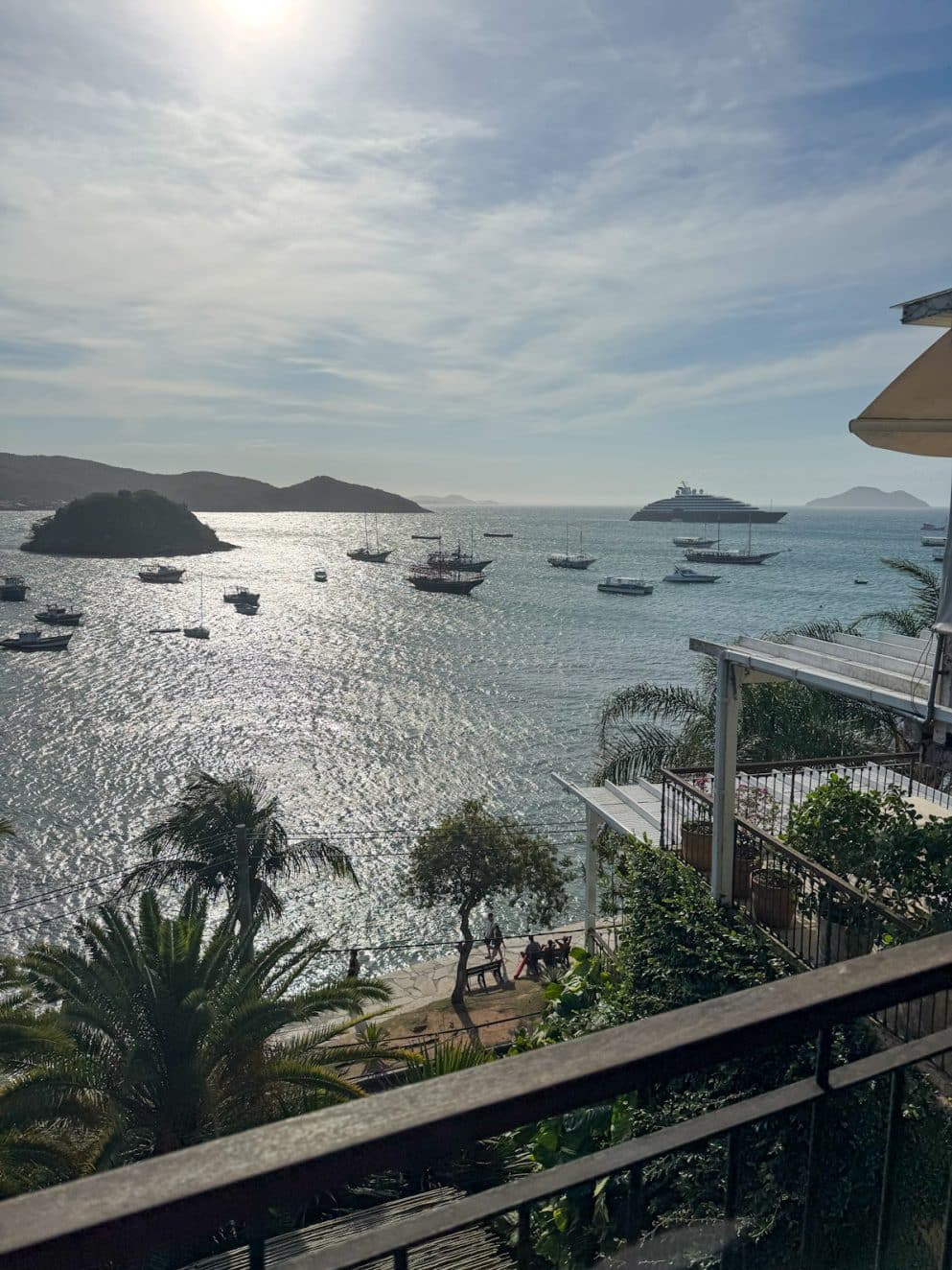 Blick über die Bucht von Búzios im Vila d’Este Hotel in Brasilien – glitzerndes Meer mit Booten in der Nachmittagssonne.

 View over the bay of Búzios from Vila d’Este Hotel in Brazil – sparkling sea with boats in the afternoon sun.