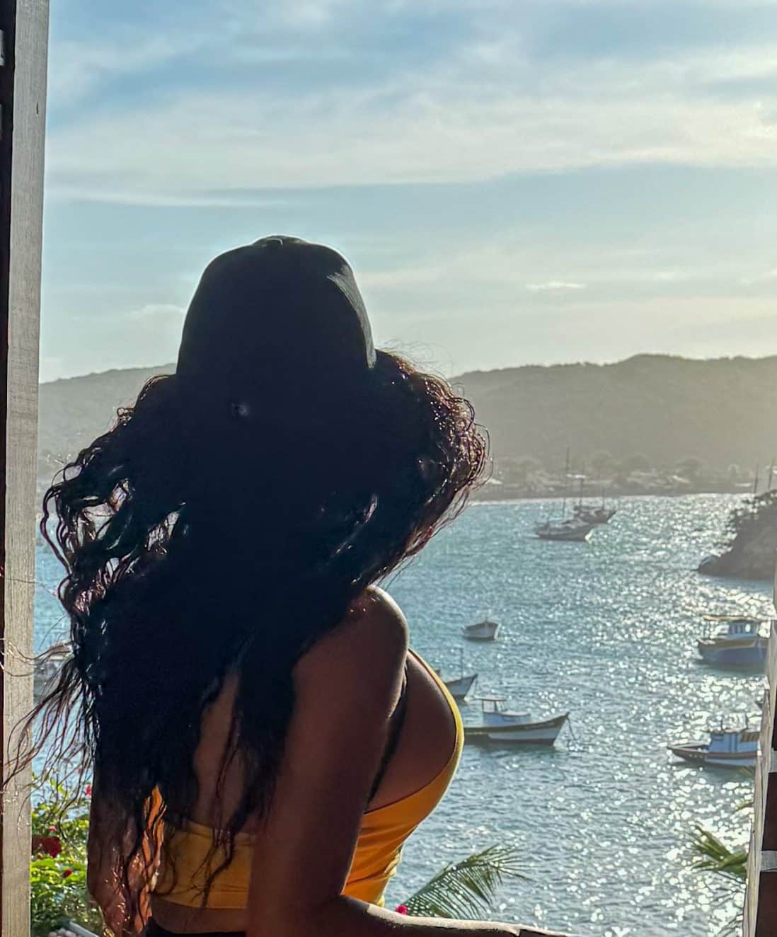 Gast genießt den Sonnenuntergang mit Blick auf die Bucht von Búzios im Vila d’Este Hotel, Brasilien.

Guest enjoying the sunset with a view of the bay of Búzios at Vila d’Este Hotel in Brazil.