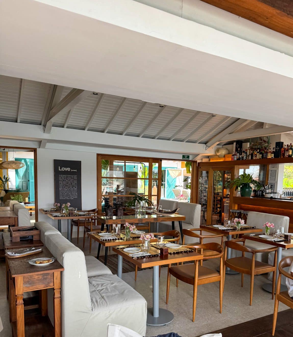 Überdachter Außenbereich des Altto Ristorante & Lounge im Vila d’Este Hotel in Búzios, Brasilien – stilvoll gedeckte Tische und Meerblick.

Covered outdoor area of Altto Ristorante & Lounge at Vila d’Este Hotel in Búzios, Brazil – elegantly set tables with ocean view.