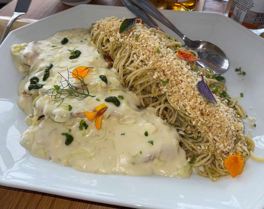 Hühnchen mit Knoblauchspaghetti und cremiger Sauce im Convés Restaurant in São Francisco do Sul, Brasilien.