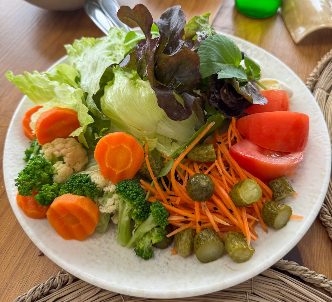Frischer gemischter Salat mit Blattsalat, Tomaten, Karotten, Brokkoli und Oliven im Convés Restaurant in São Francisco do Sul, Brasilien.