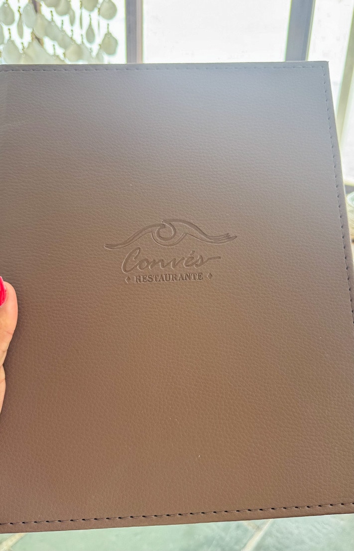 Geschlossene Speisekarte des Convés Restaurants in São Francisco do Sul, Brasilien.