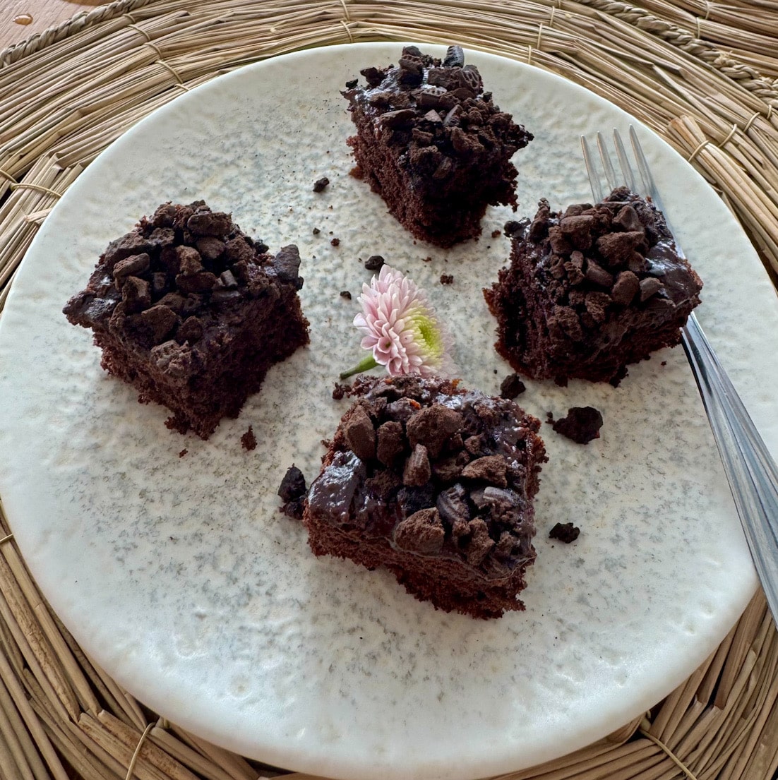 Kleine Schokoladenwürfel als Dessert angerichtet auf hellem Teller im Convés Restaurant in São Francisco do Sul, Brasilien