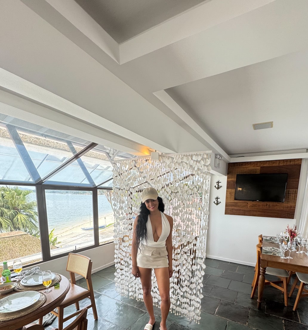 Person im Innenbereich des Convés Restaurants in São Francisco do Sul, Brasilien, beim Eintreten in den hellen Gastraum im ersten Stock.