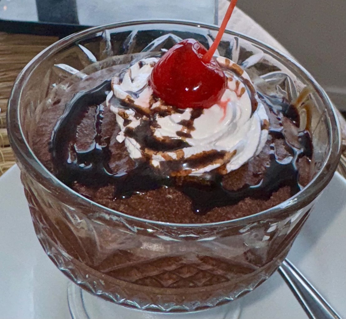 Schokoladendessert im Glas mit Sahnehaube und Kirsche als Dessert im Convés Restaurant in São Francisco do Sul, Brasilien