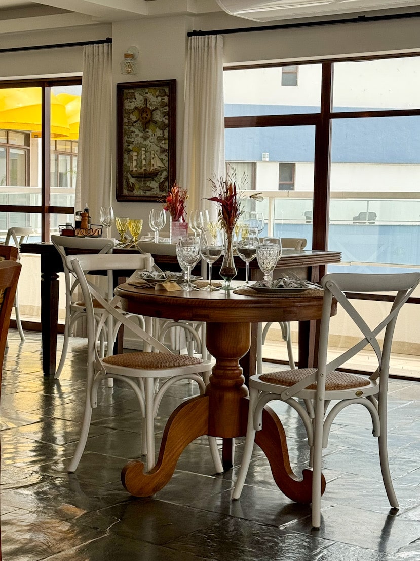 Liebevoll gedeckter Tisch im hellen Innenbereich des Convés Restaurants in São Francisco do Sul, Brasilien