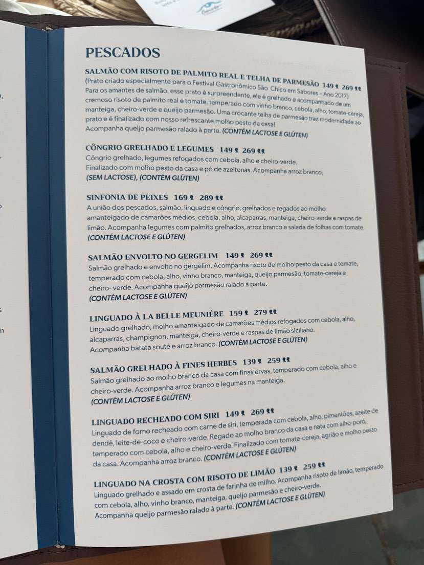 Zweiter Auszug der Speisekarte mit Fischgerichten im Convés Restaurant in São Francisco do Sul, Brasilien.