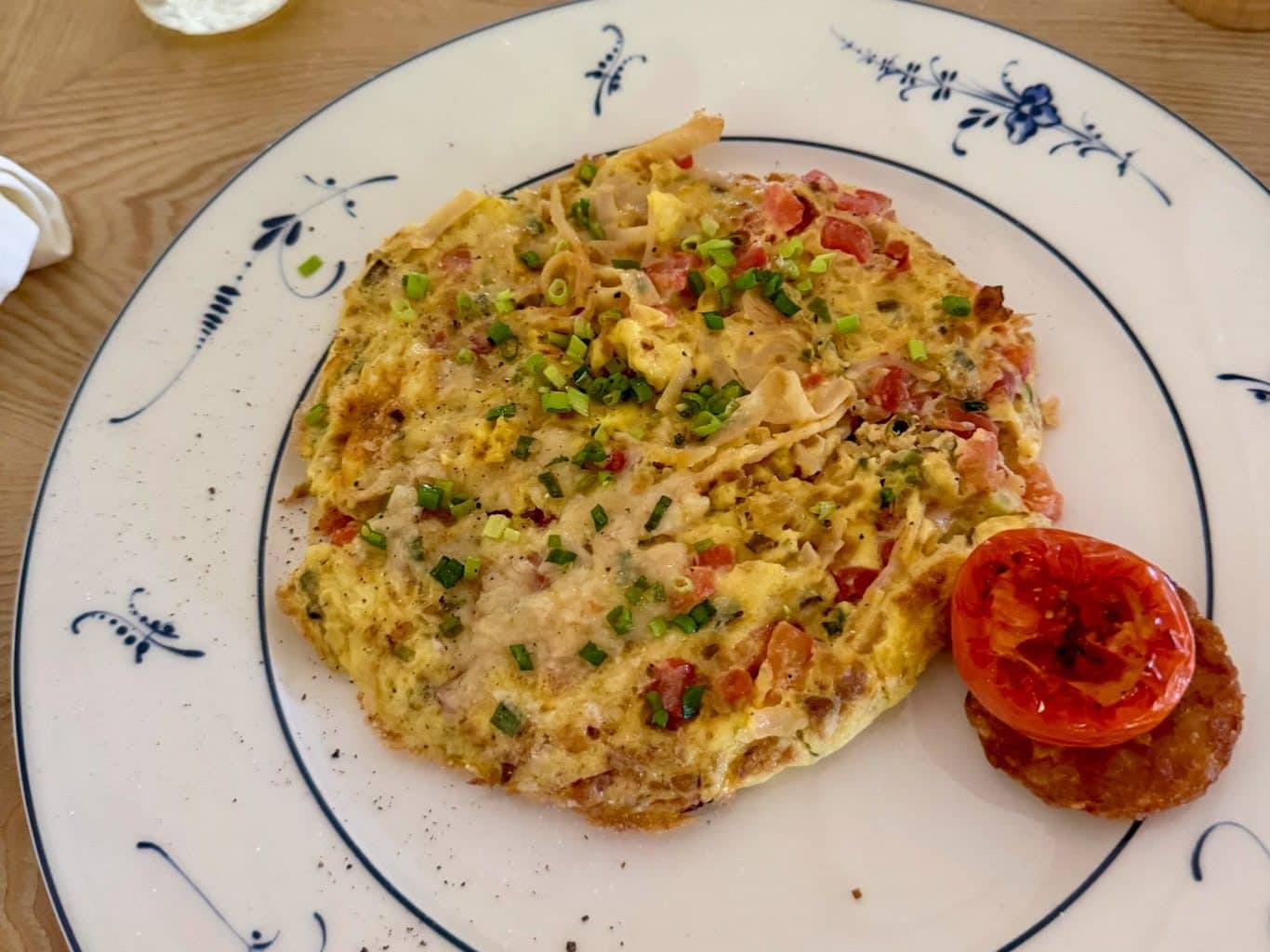 Omelette mit Tomaten auf weißem Teller – Room Service im The Oberoi Beach Resort Mauritius