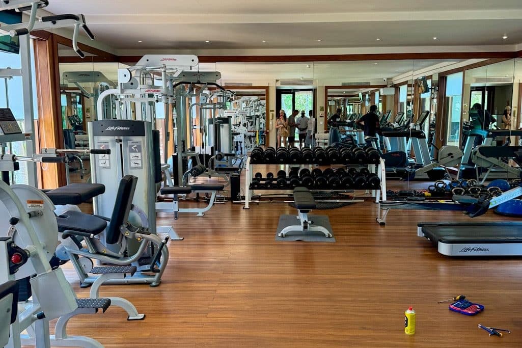 Fitnessstudio im Oberoi Mauritius mit vielen Geräten und Spiegeln | hotelandfoodlover