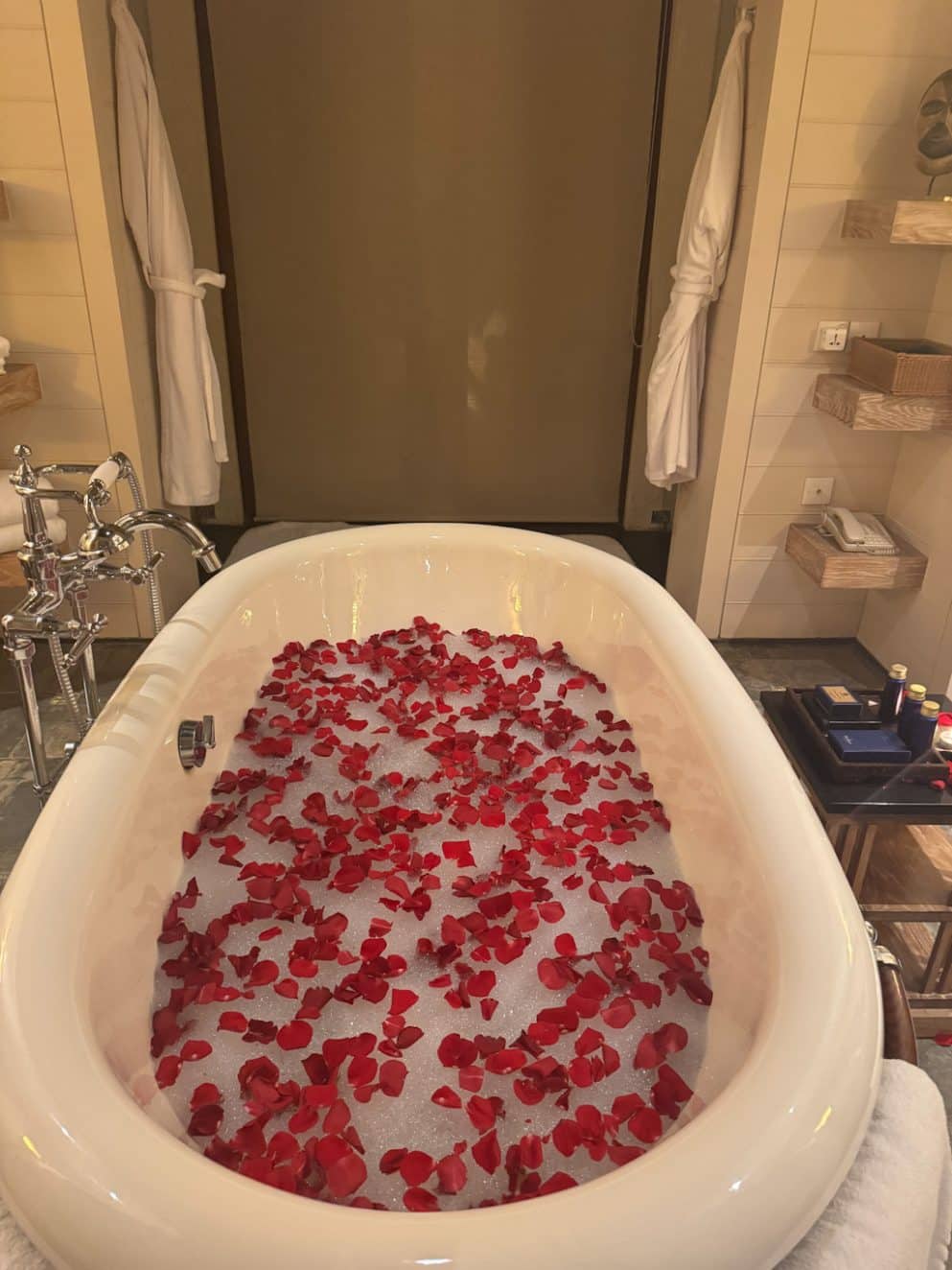 Luxuriöses Bad mit Rosenblättern im Oberoi Mauritius | hotelandfoodlover
