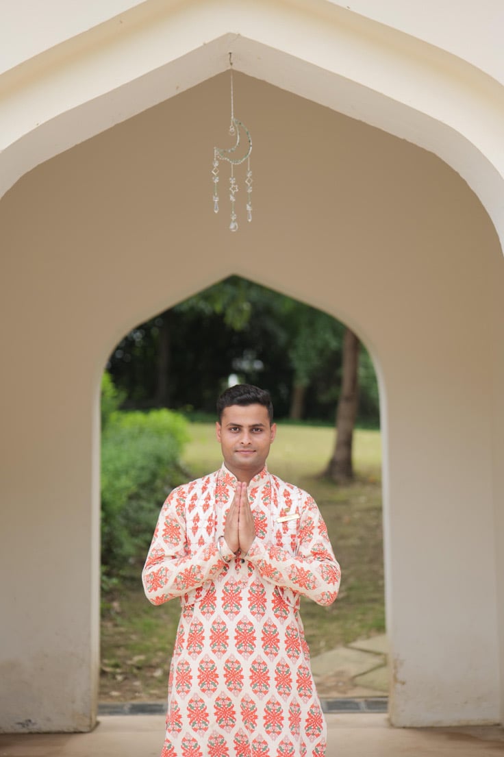 Mann im traditionellen indischen Gewand im The Oberoi Mauritius